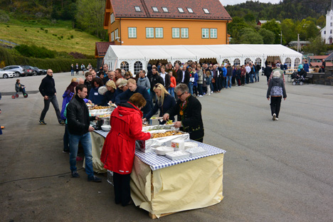 POPULÆR FEST: Matkøen blei lang når kring 500 bygdafolk og tilsette i Alsaker Fjordbruk skulle sikra seg matservering. Men den som venter på noko godt....